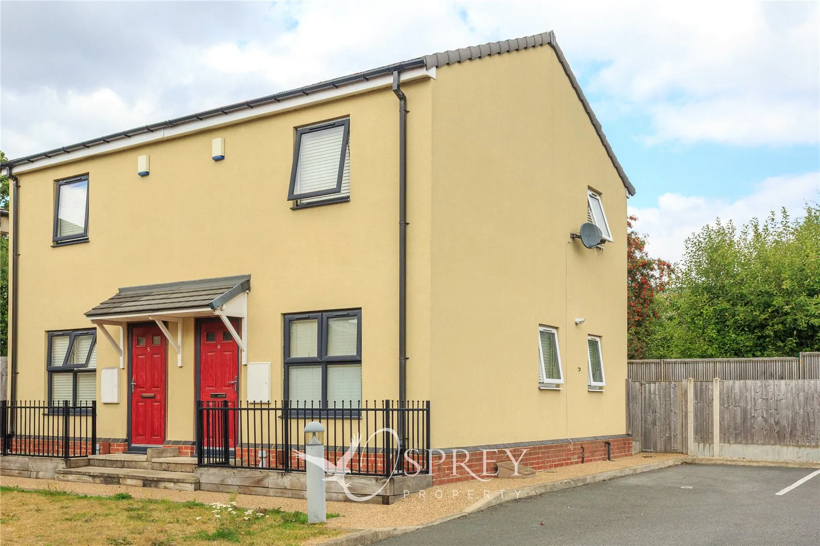Flat Redworth Court in Leeds