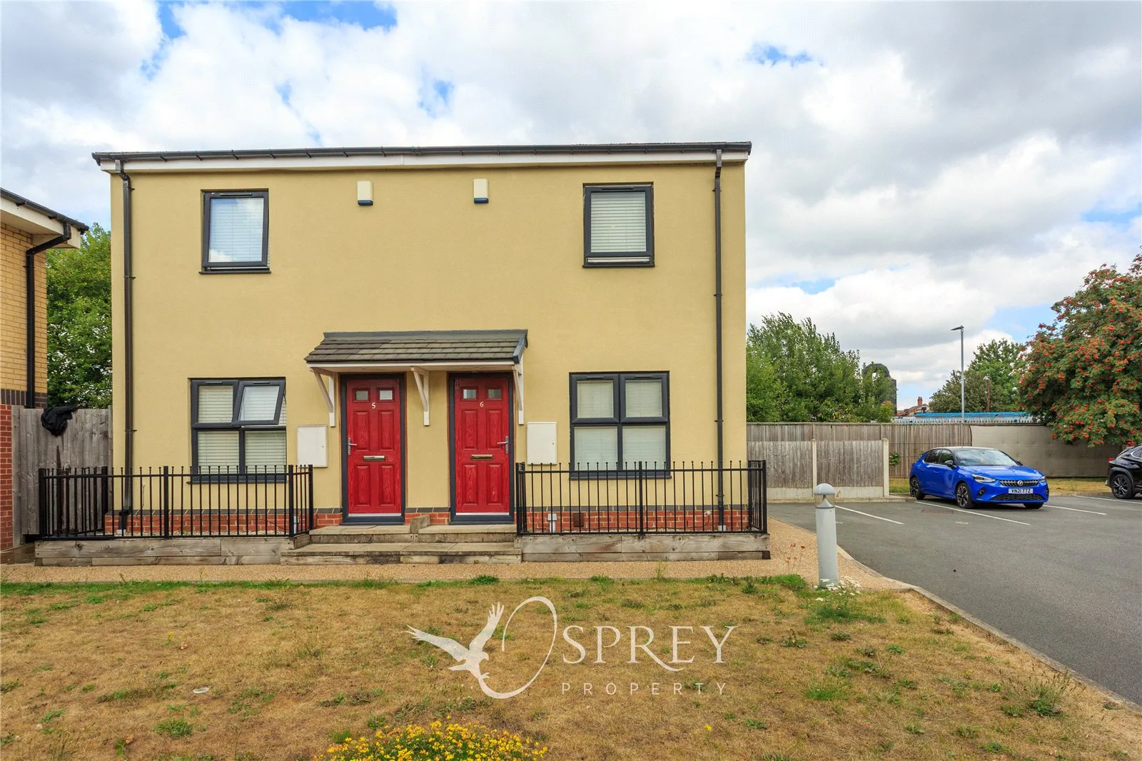 Flat Redworth Court in Leeds