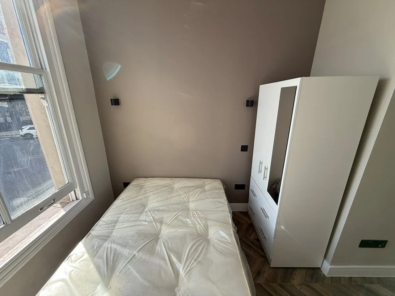 Flat Goldhawk Road in Greater London