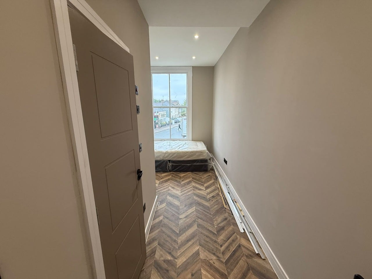 Flat Goldhawk Road in Greater London