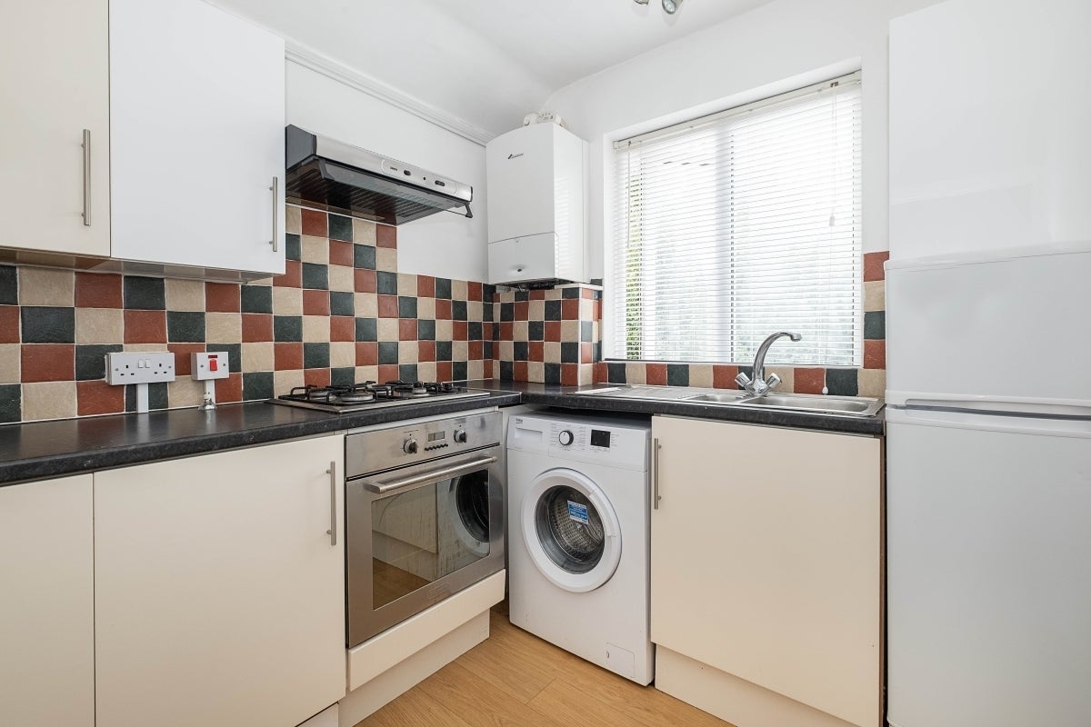 Flat Argyle Avenue in Greater London