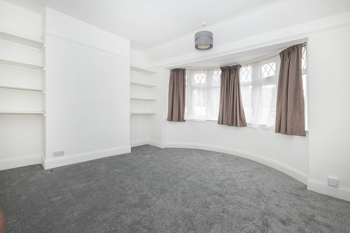 Flat Argyle Avenue in Greater London