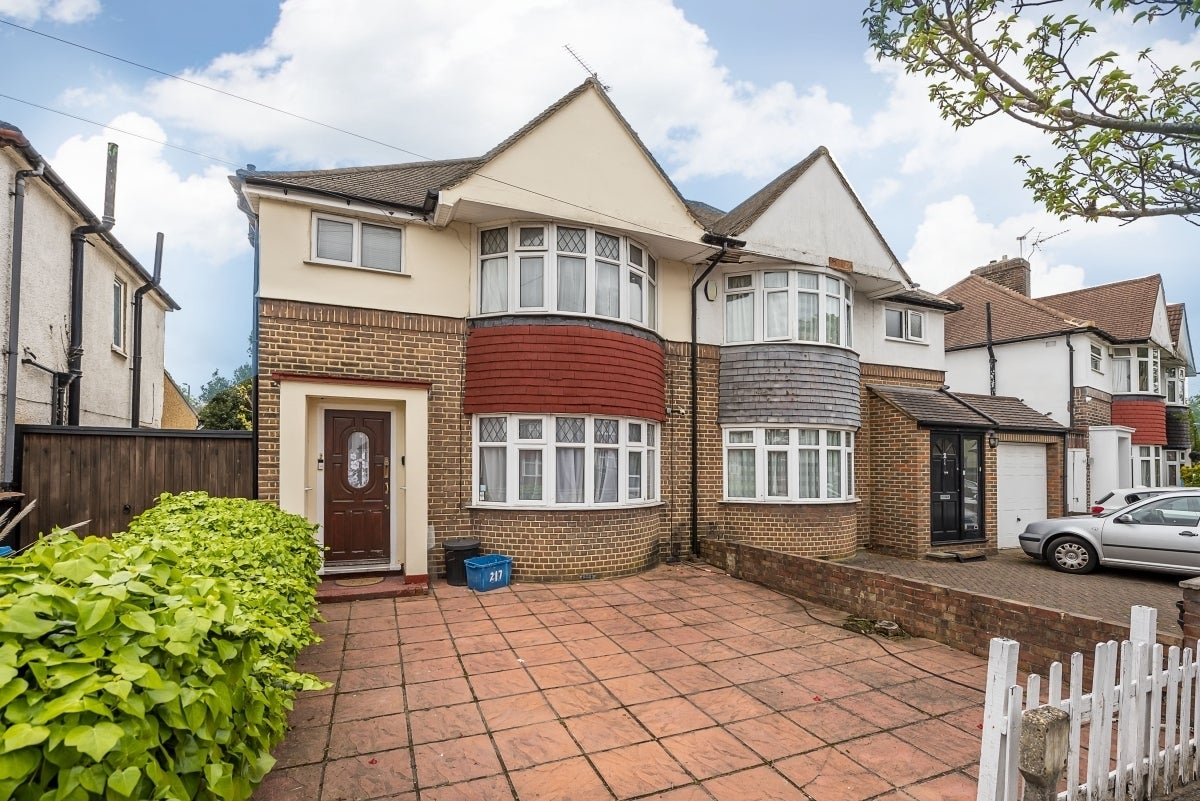 Flat Argyle Avenue in Greater London