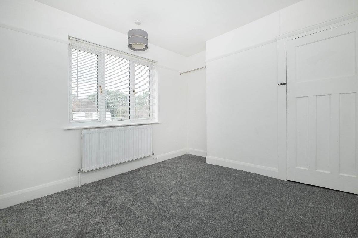 Flat Argyle Avenue in Greater London