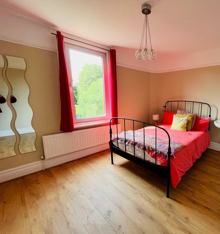 Room Station Road in Greater London