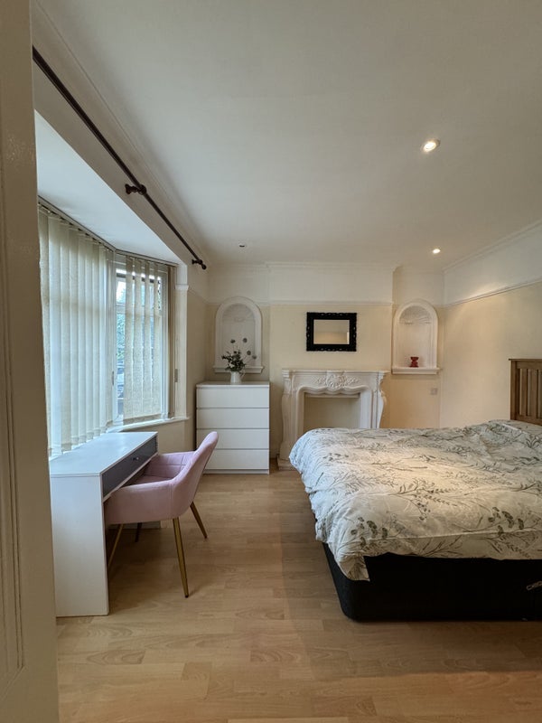 Room Haunchwood Road in Nuneaton and Bedworth