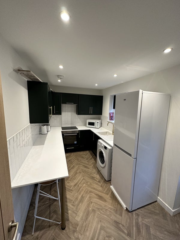 Flat Queensdale Crescent in Bristol