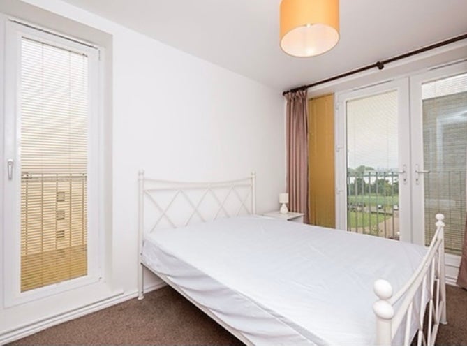 Room Arneil Drive in City of Edinburgh