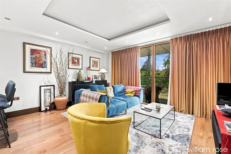 Flat Woodford Road in Greater London