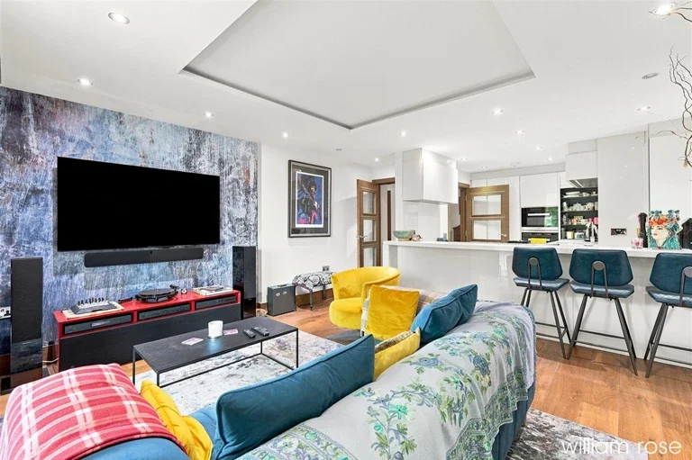 Flat Woodford Road in Greater London