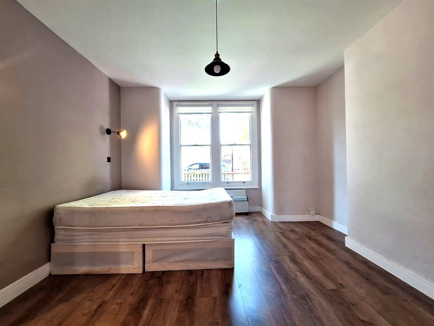 Flat Dermody Gardens in Greater London