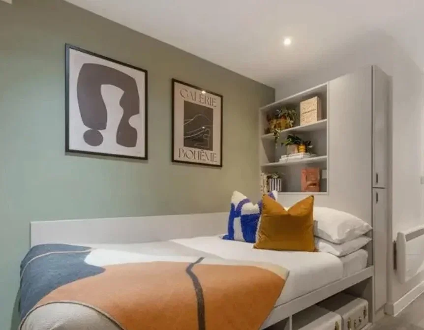 House Cowdray Close in Luton