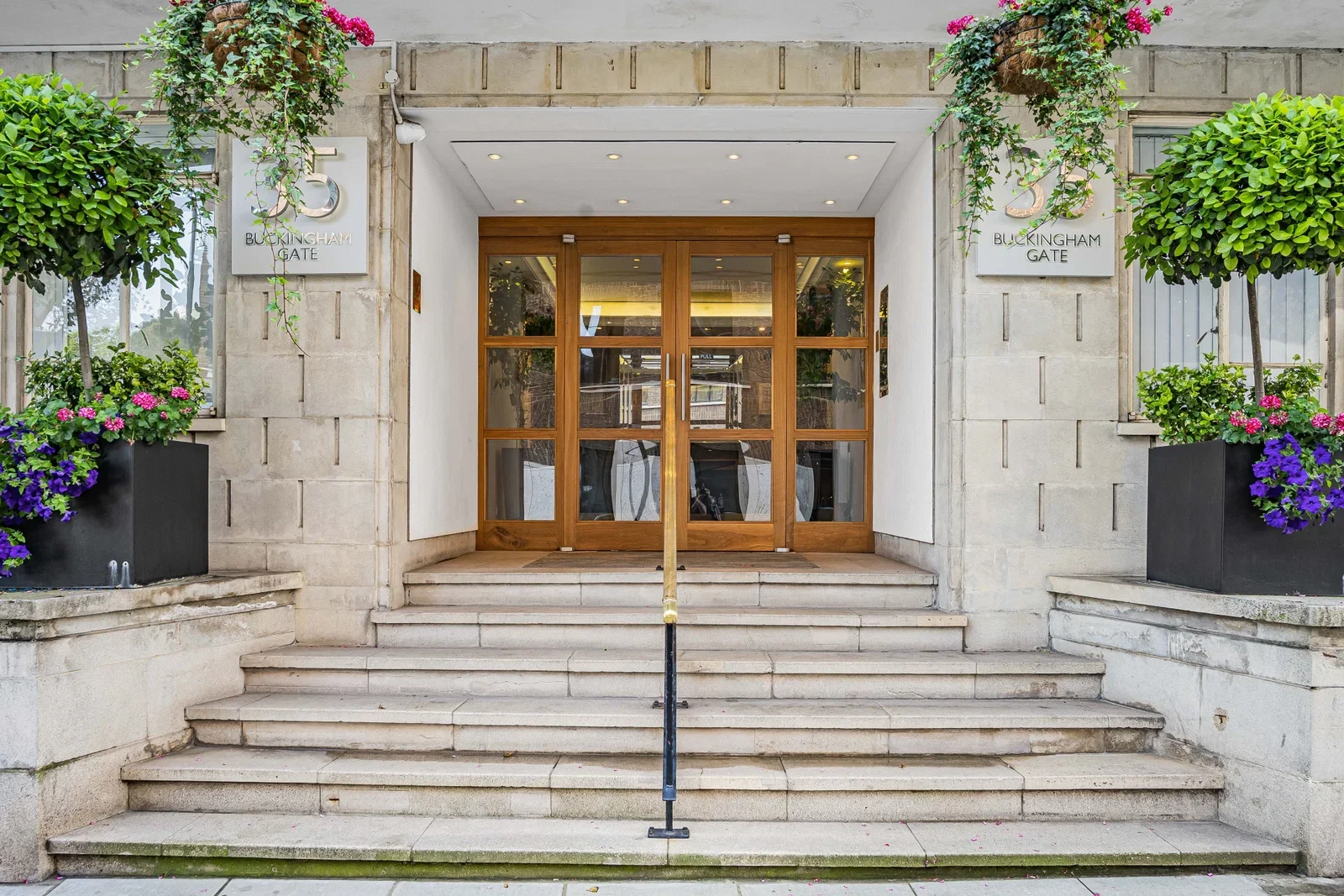 Flat Buckingham Gate in London
