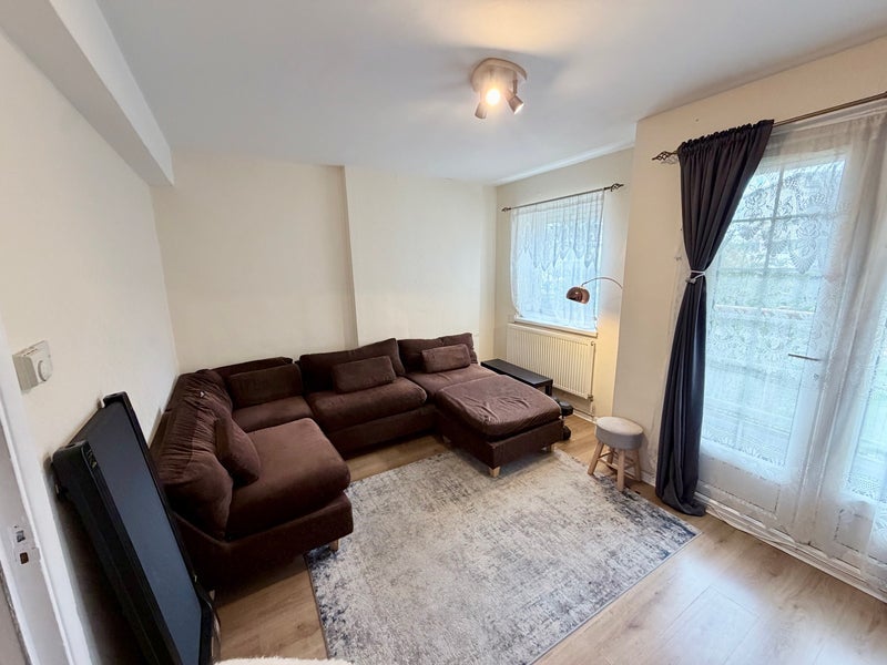 Flat Worsopp Drive in Greater London