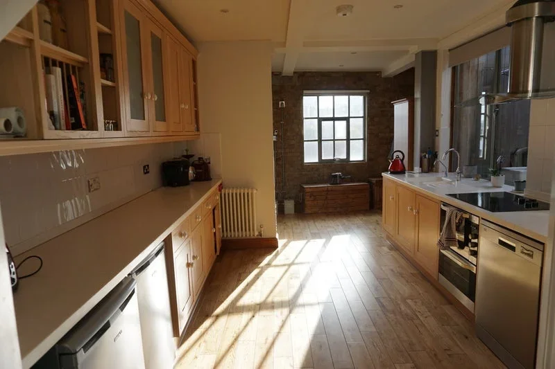 Room Orchard Place in Greater London