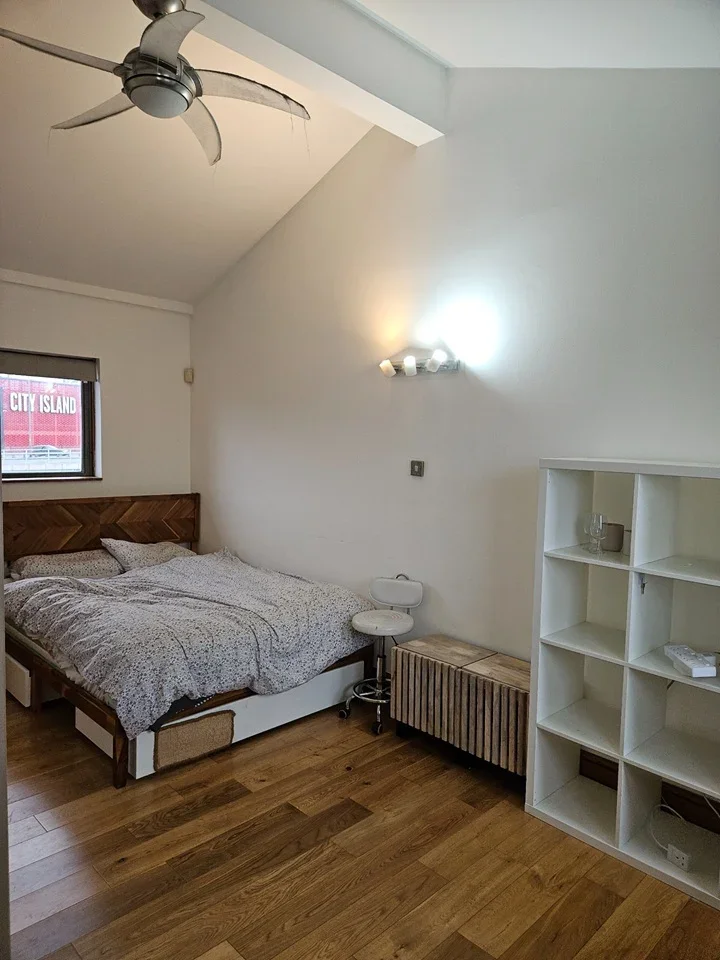 Room Orchard Place in Greater London