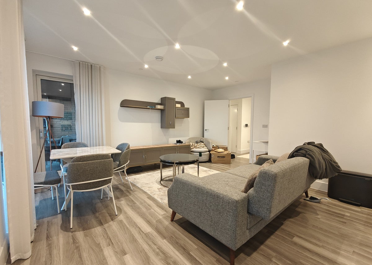 Flat Colindale Gardens in Greater London