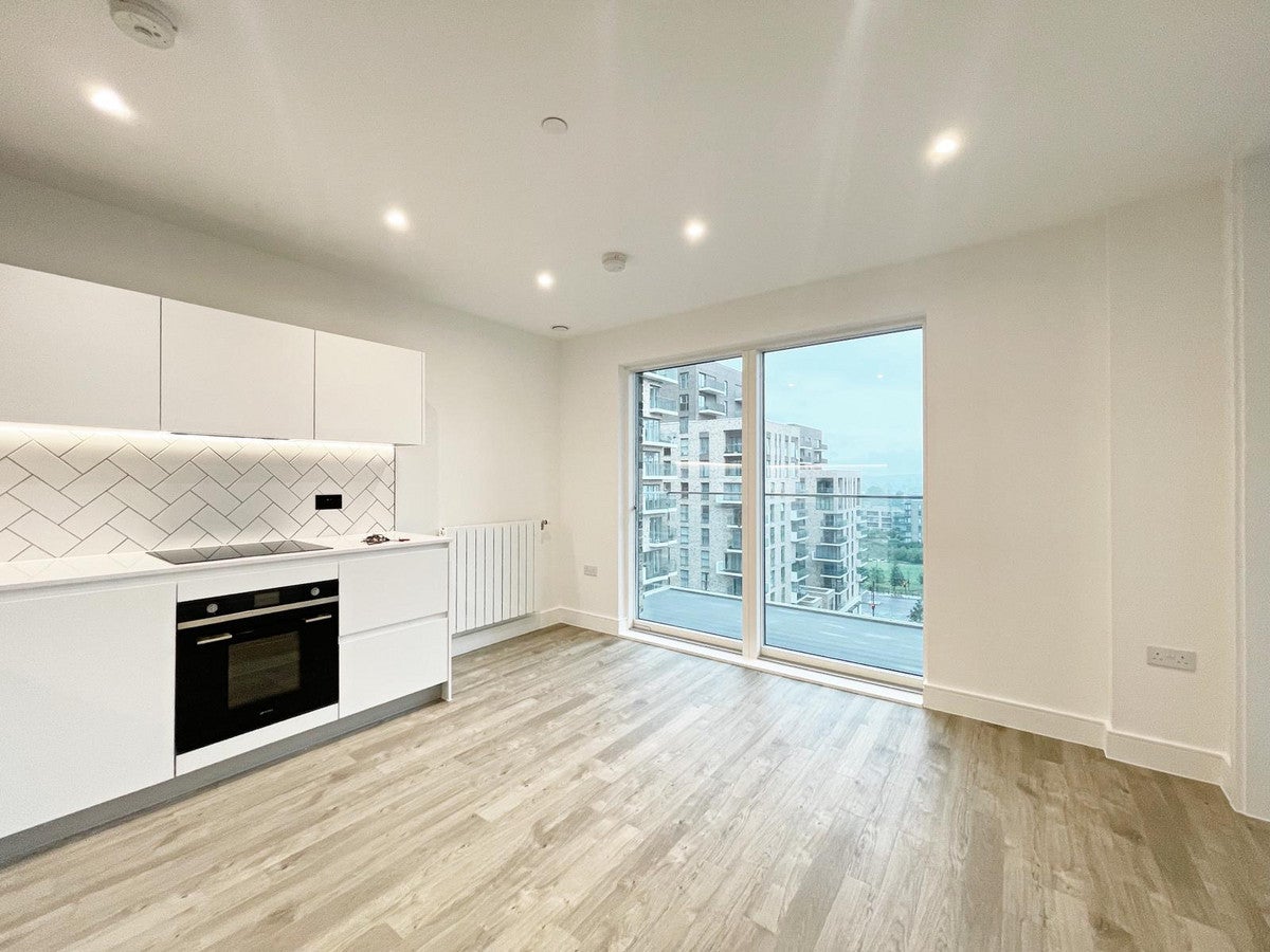 Flat Plowden Road in Greater London