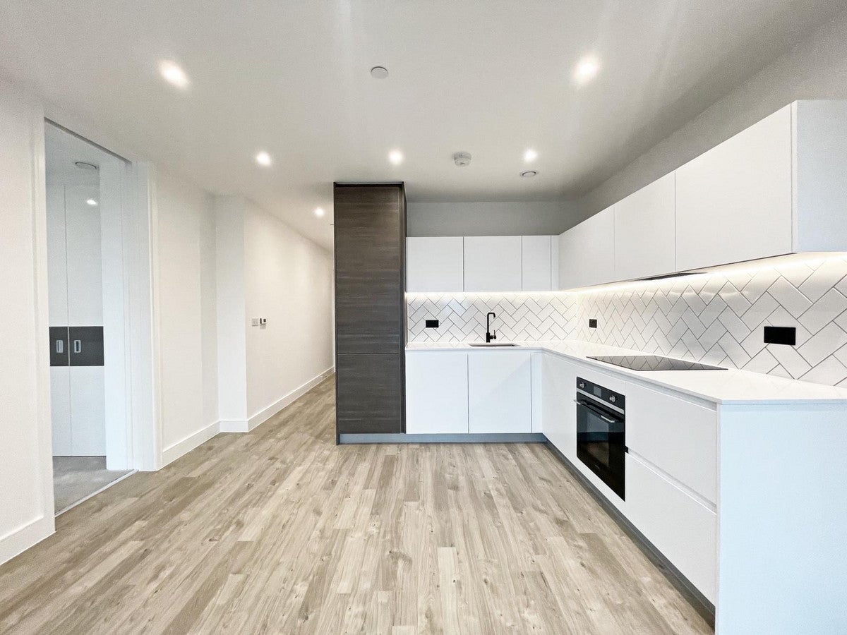 Flat Plowden Road in Greater London