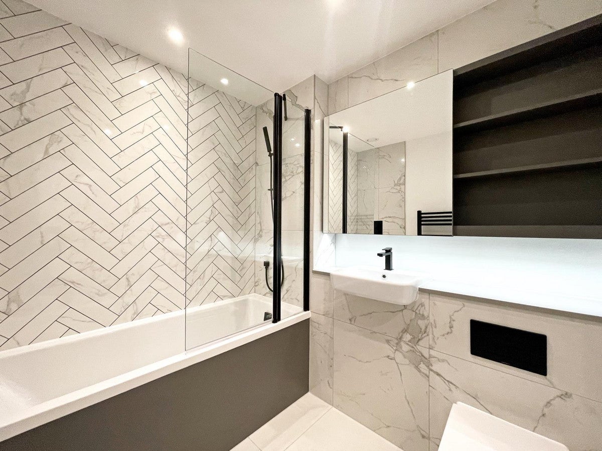 Flat Plowden Road in Greater London