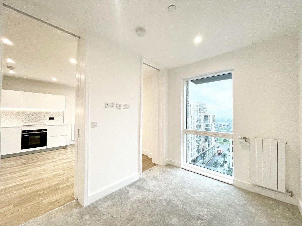 Flat Plowden Road in Greater London
