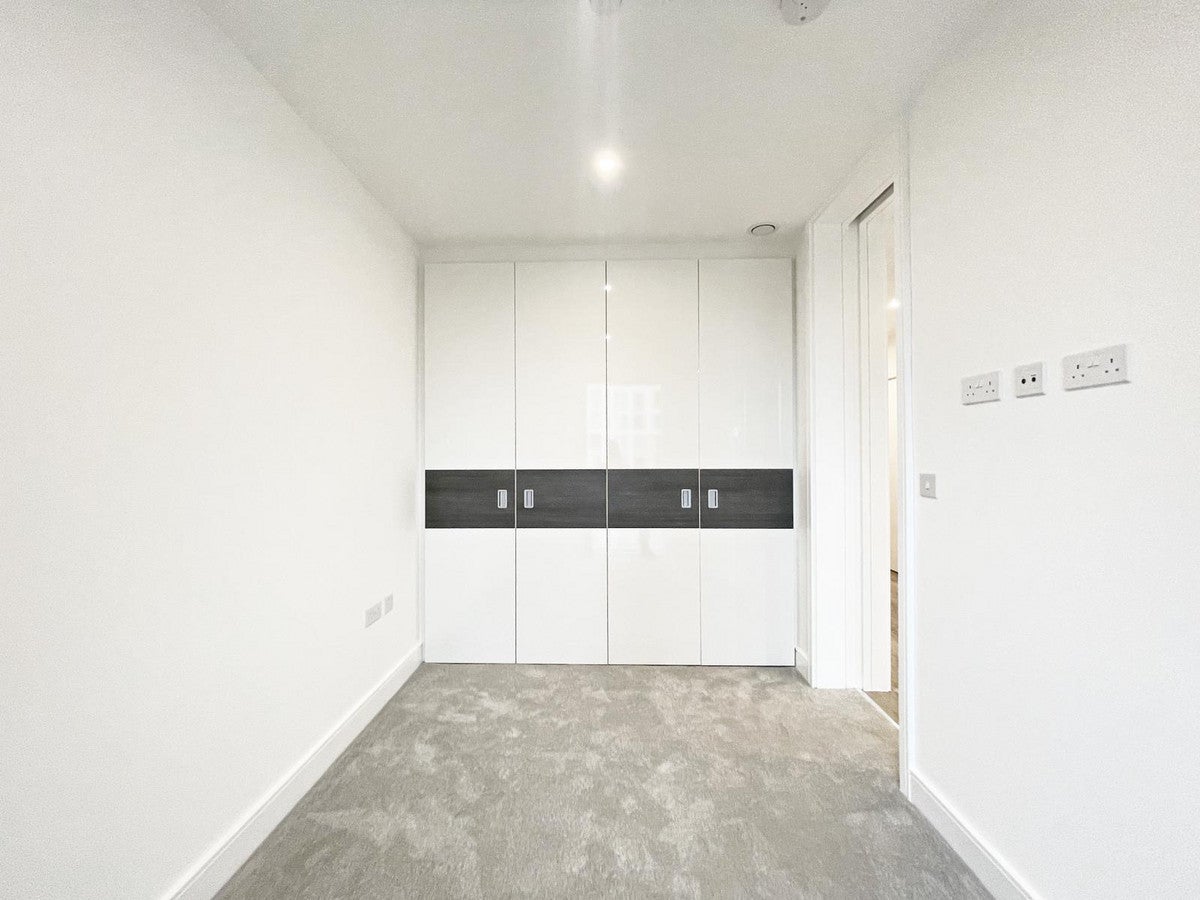 Flat Plowden Road in Greater London