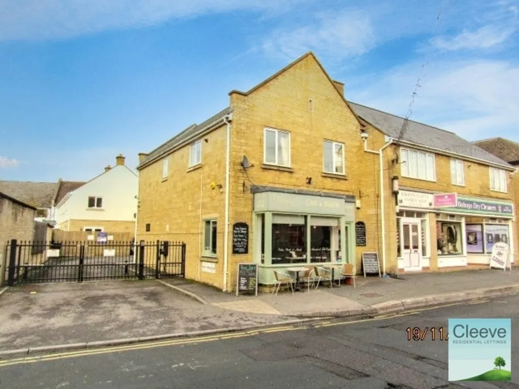 Flat Crescent Place in Cheltenham