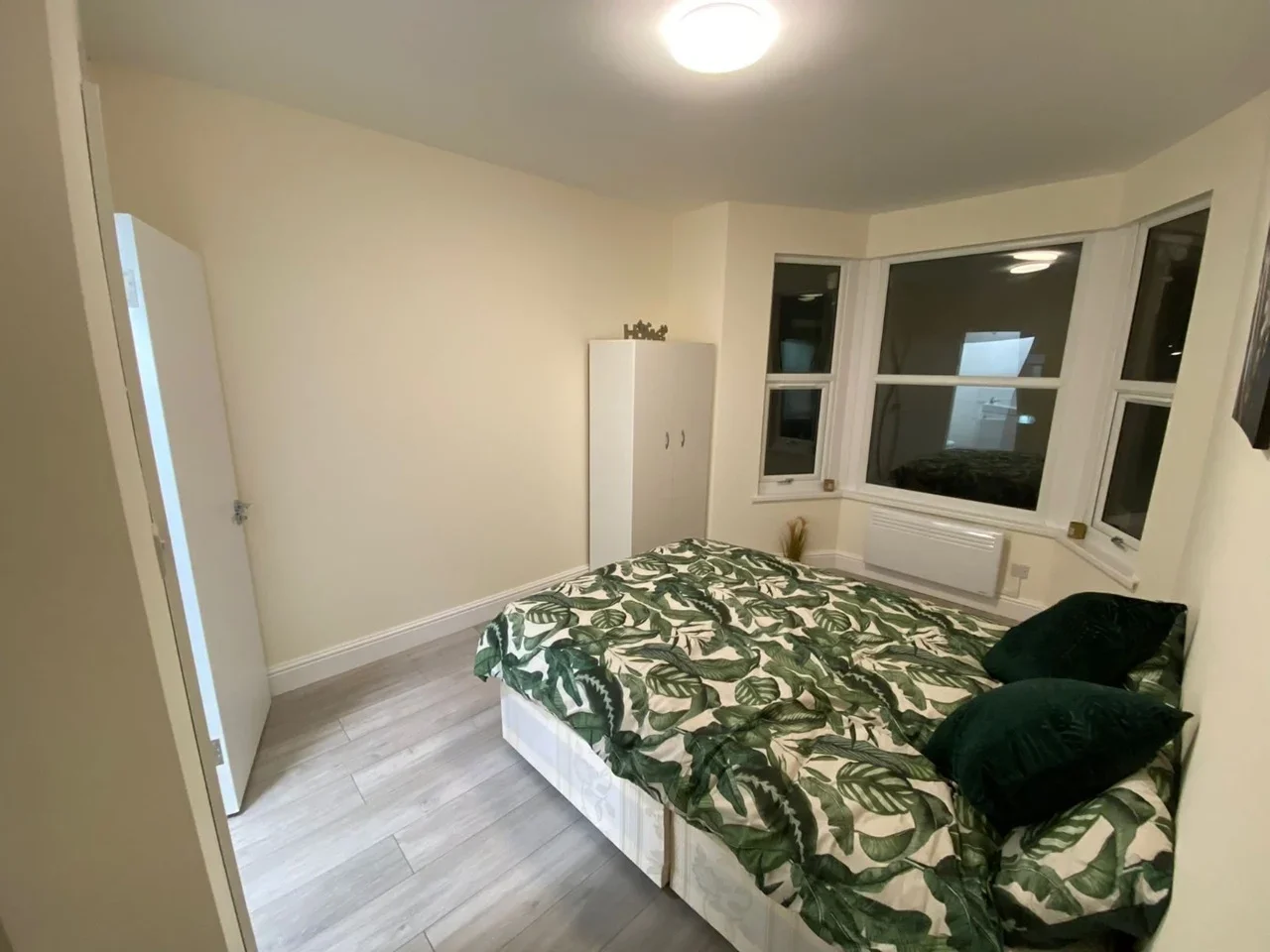Room Elgin Road in Greater London