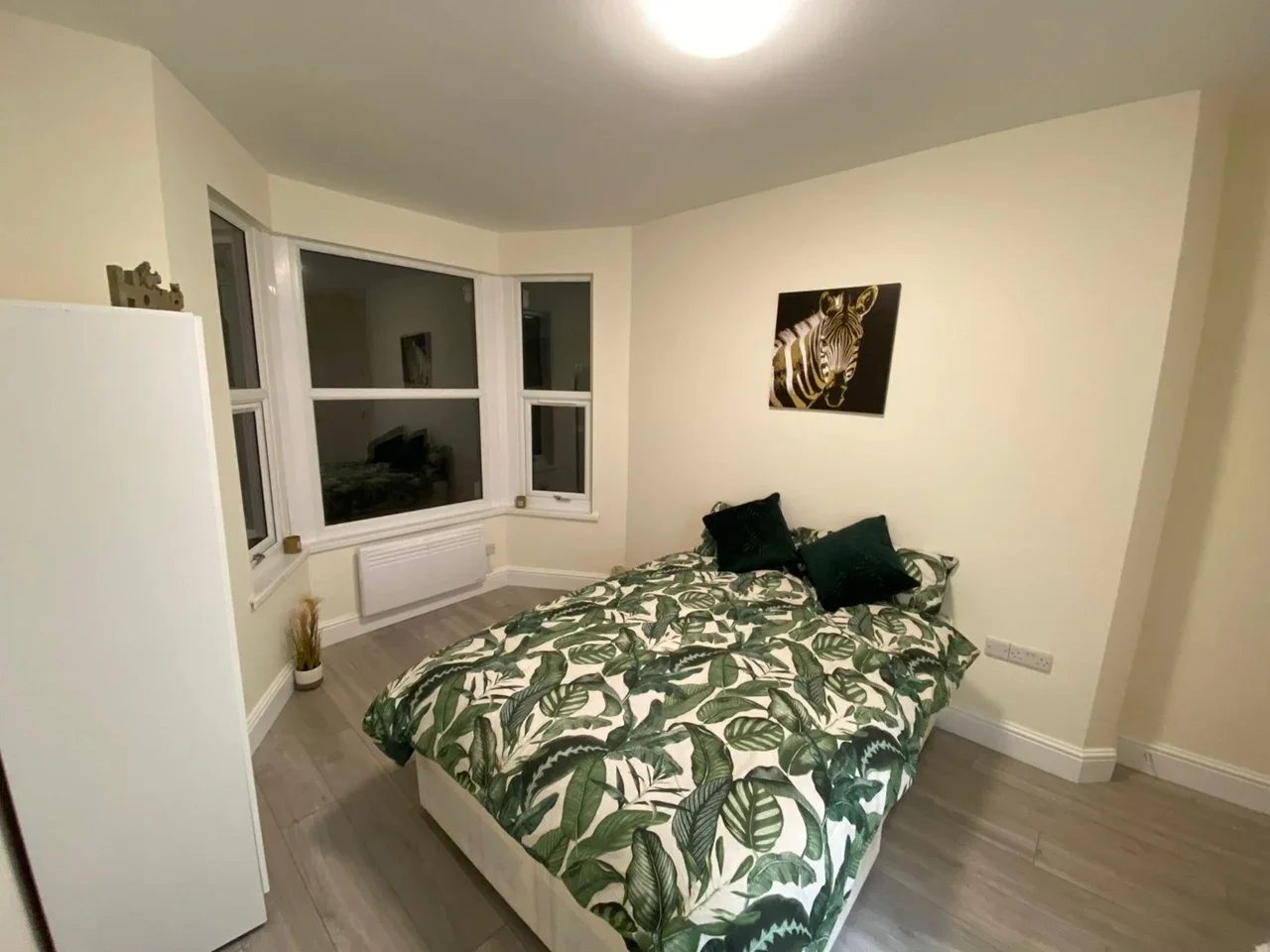 Room Elgin Road in Greater London