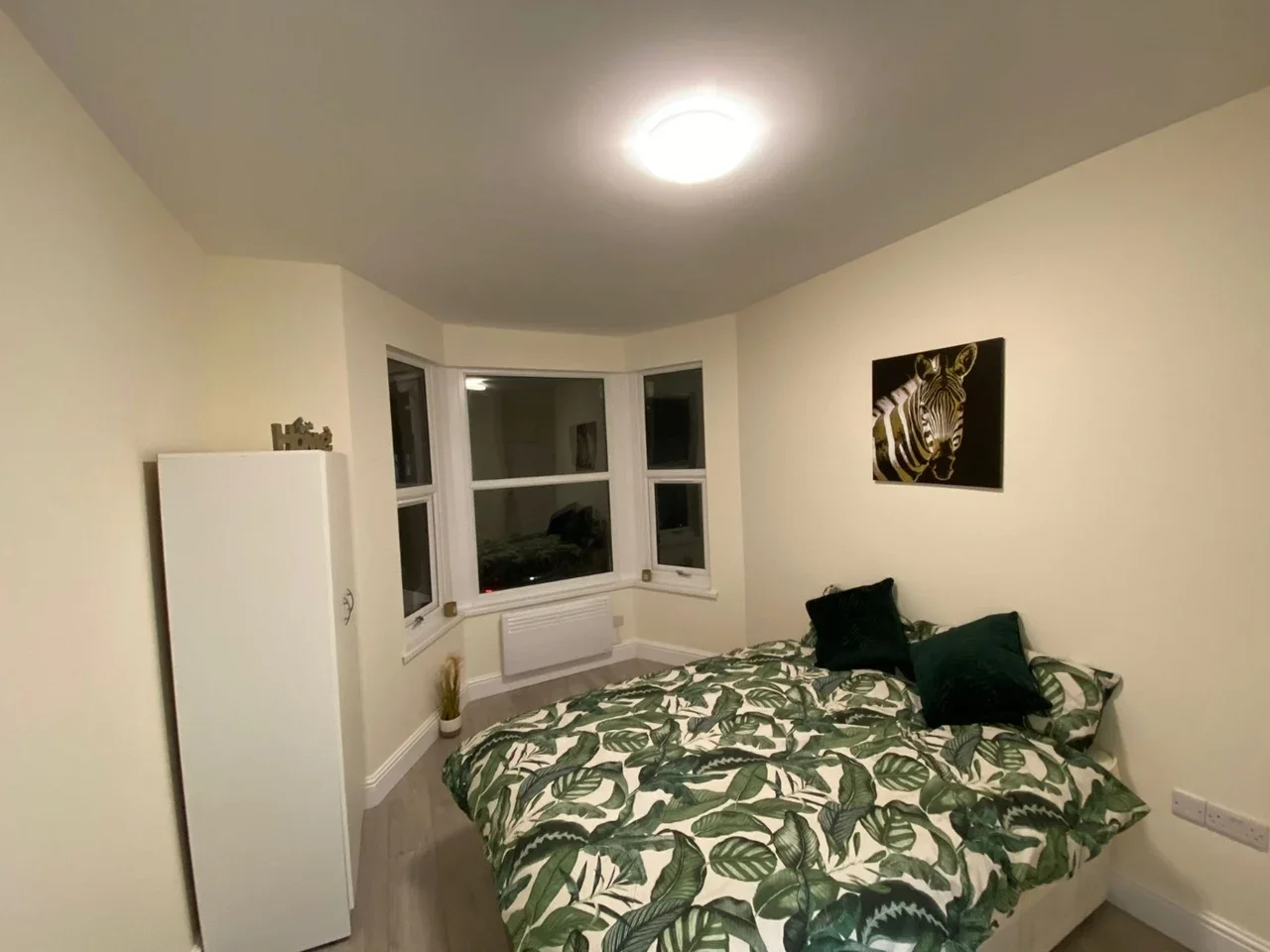 Room Elgin Road in Greater London