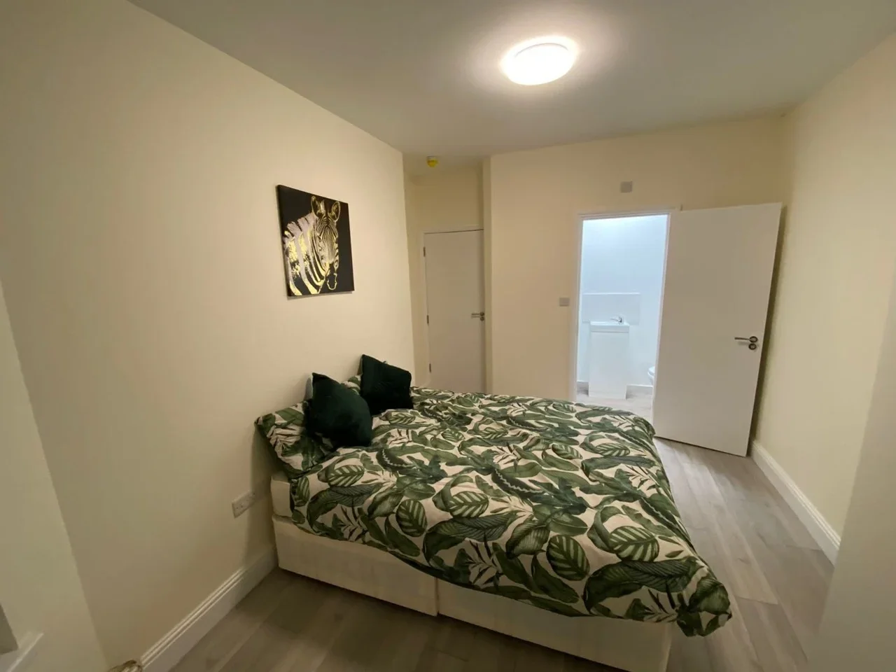 Room Elgin Road in Greater London