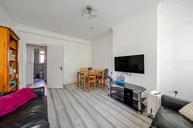 Flat Belthorn Crescent in Greater London