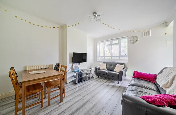 Flat Belthorn Crescent in Greater London