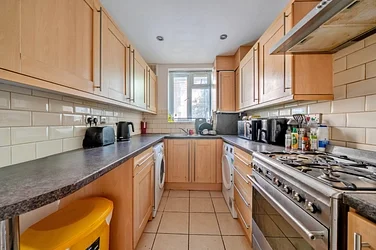 Flat Belthorn Crescent in Greater London