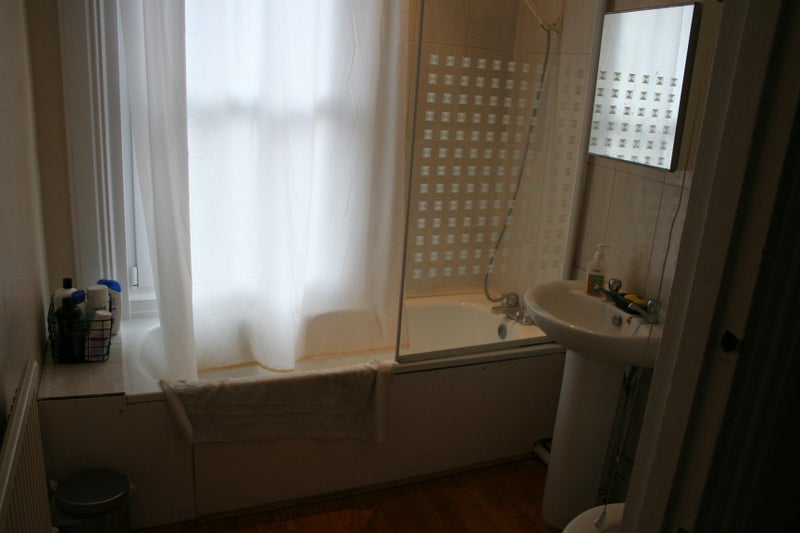 Room Goldsboro' Road in Greater London