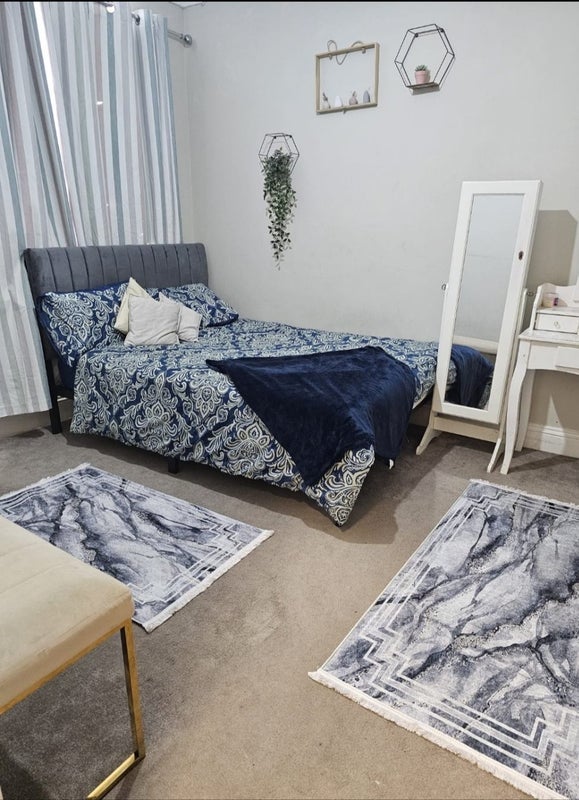 Room Barrington Road in Greater London