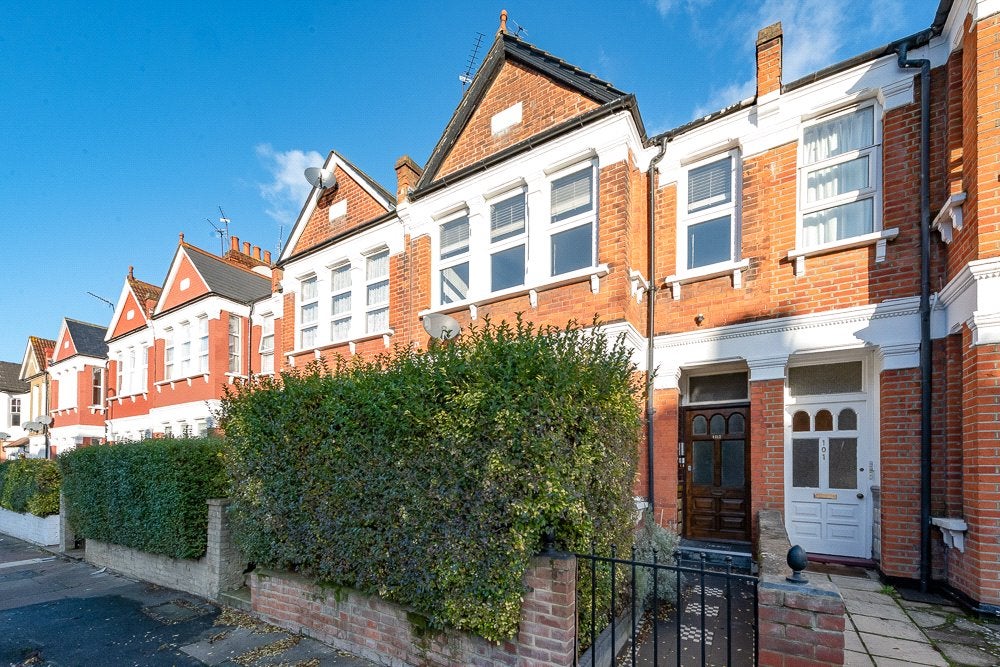Flat Ivy Road in Greater London