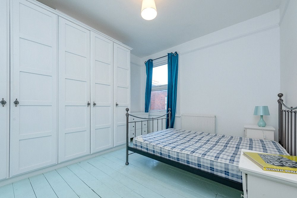 Flat Ivy Road in Greater London
