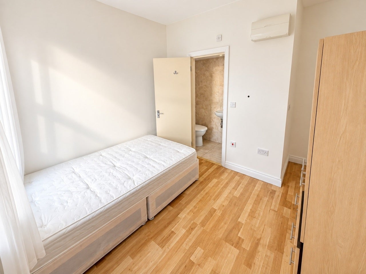 Flat La Rose Lane in Greater London