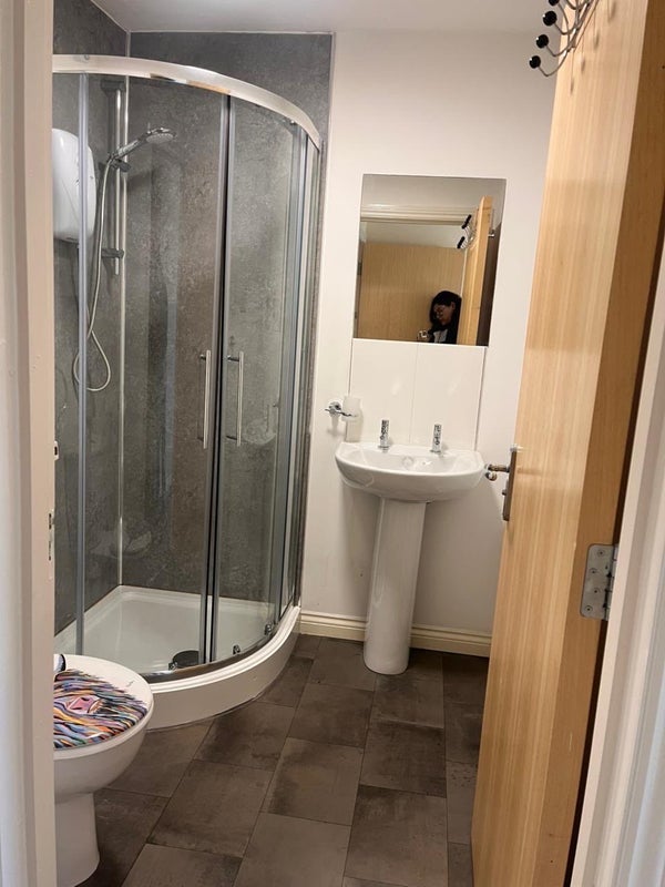 Room Springburn Road in Glasgow