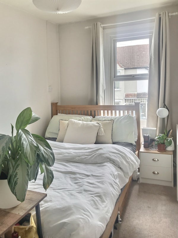 Room Pevensey Road in Greater London