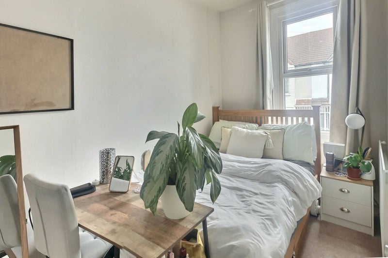 Room Pevensey Road in Greater London