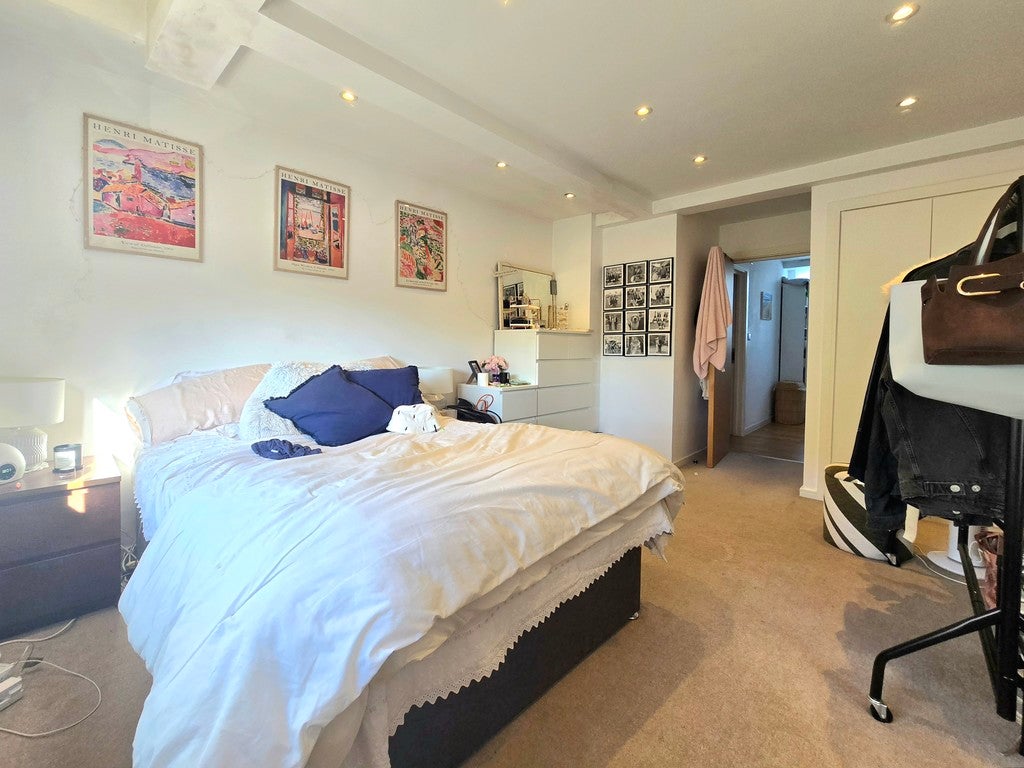 Flat Saint John's Hill in Greater London