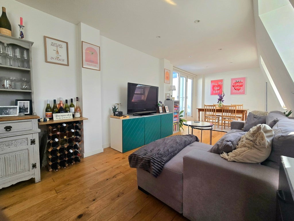 Flat Saint John's Hill in Greater London