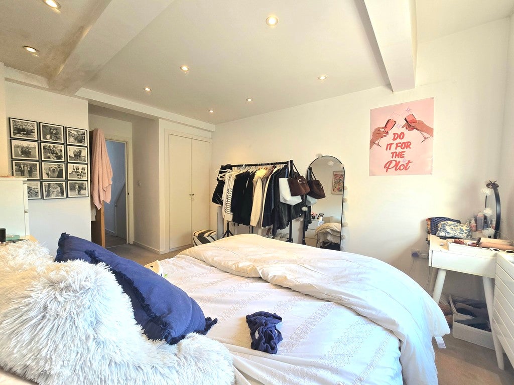 Flat Saint John's Hill in Greater London
