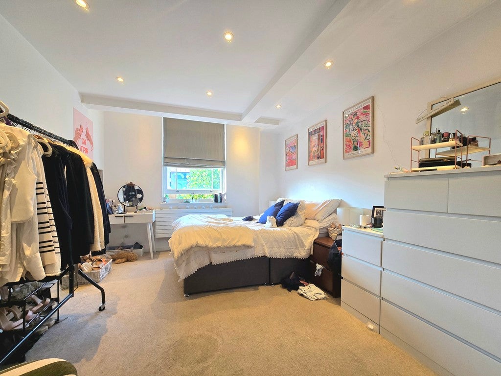 Flat Saint John's Hill in Greater London