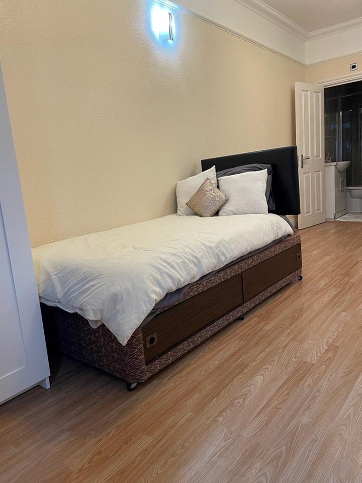 Room St Johns Road in Greater London