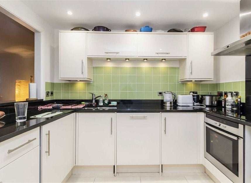 Flat Jardine Road in Greater London