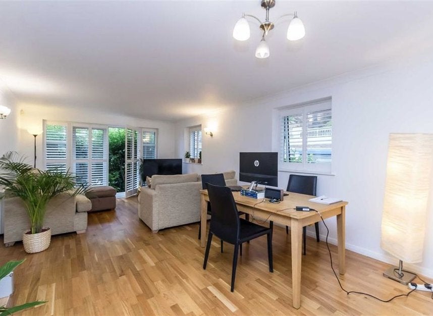 Flat Jardine Road in Greater London