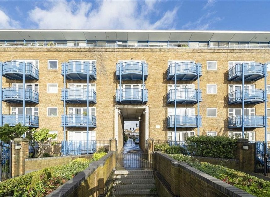 Flat Jardine Road in Greater London